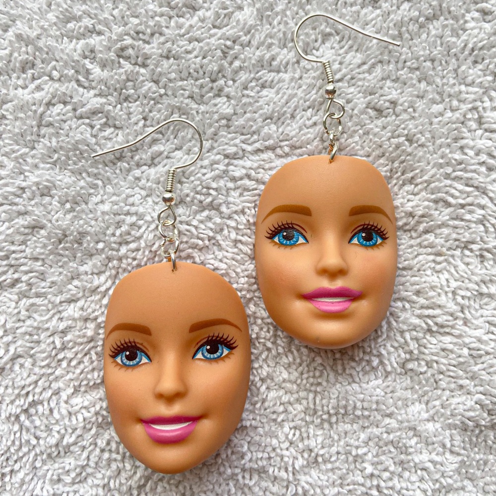 BARBIE FACE/HEAD EARRINGS💚